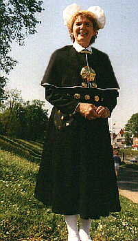 Original Eiderstedter Tracht getragen von Heidi Leve, Olversum