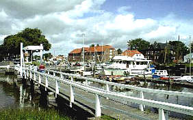 Die weie Brcke am Torfhafen. Im Hintergrund das imposante Packhaus mit der Ausstellung der "Tnninger Stadtgeschichte"