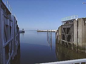 Die Schleuse am Eidersperrwerk mit Blick auf die spiegelglatte Nordsee.